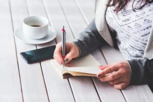 Innovatives Bürodesign: Wie ergonomische Stühle und Chefzimmer-Schreibtische die Arbeitsumgebung prägen